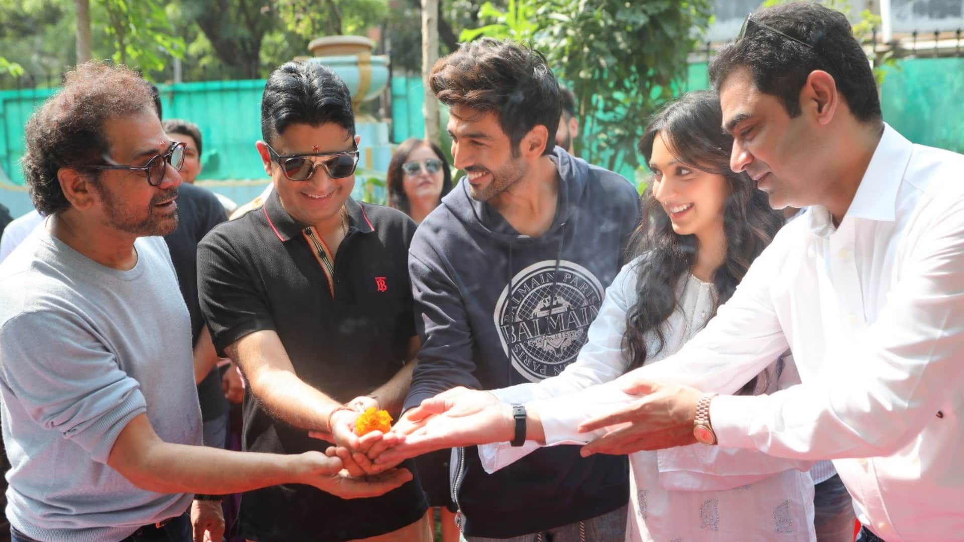Bhool Bhulaiyaa 2 box office collection Day 9 Kartik Aryan Tabbu Kiara Advani film crosses 100 cr domestic mark