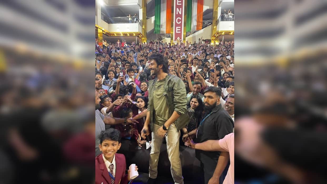 KartikAaryan spends time with children in Pune while promoting his family entertainer bhool bhulaiyaa2