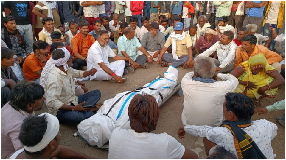 Police did not register murder case relatives sitting on dharna outside police station