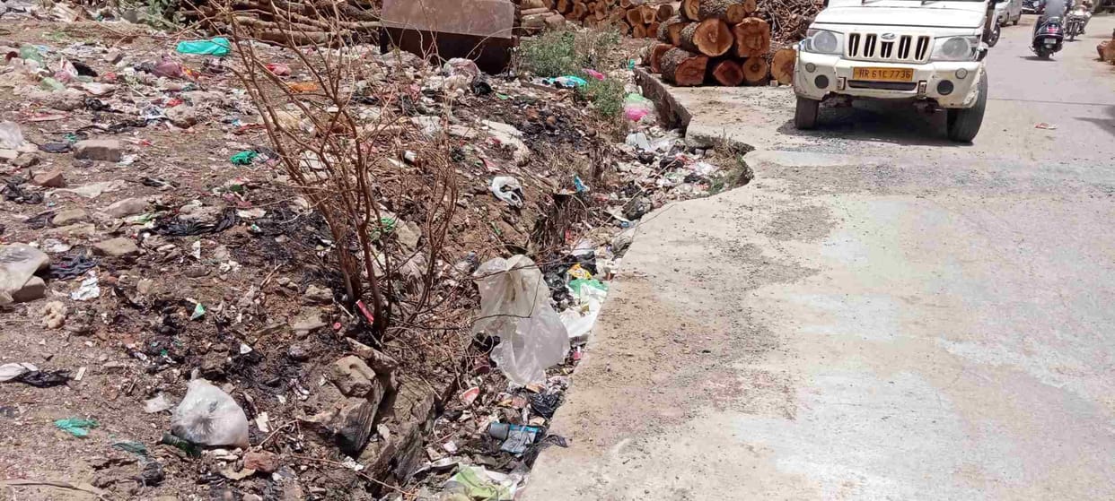 Dirty clogged drains, if cleaning is not done, there will be waterlogging in the rain