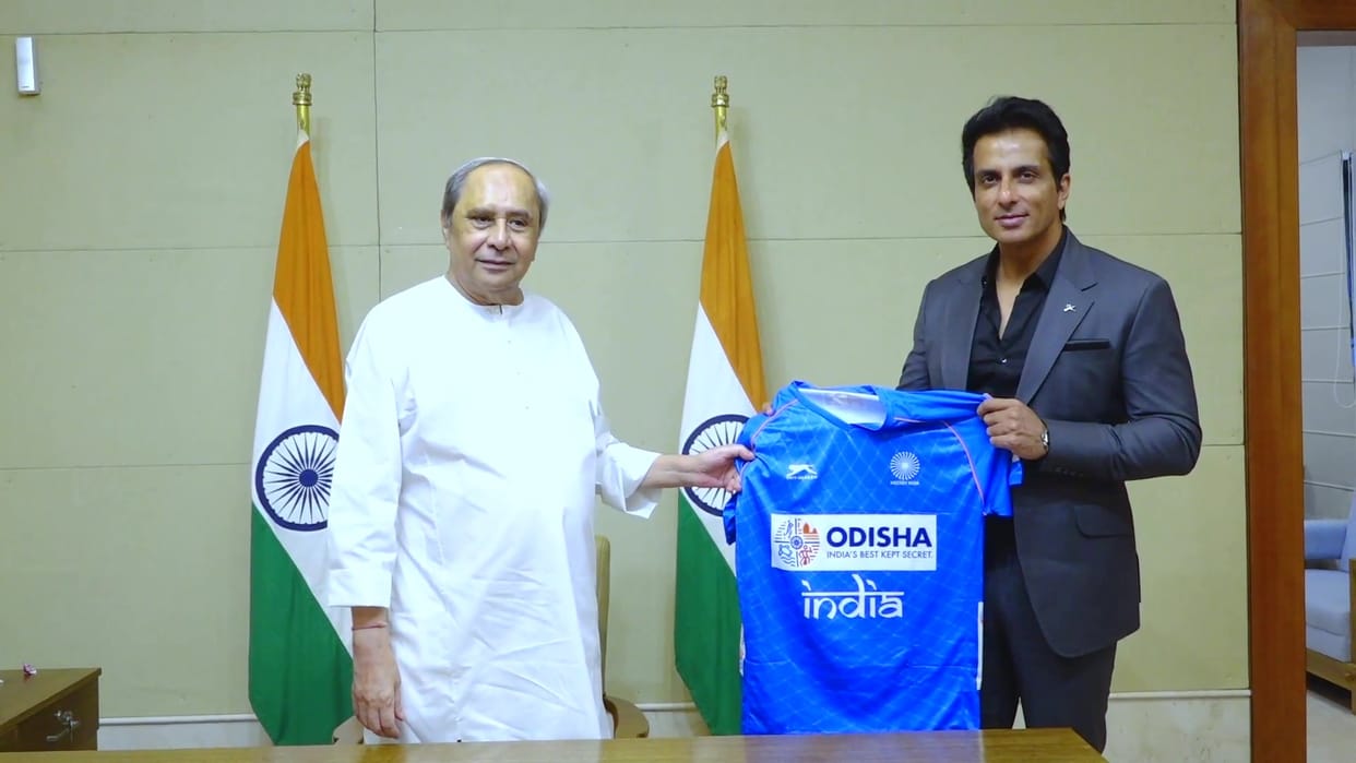 Film Prithviraj actor Sonu Sood met Odisha Chief Minister Naveen Patnaik, CM gifted him Indian hockey team jersey