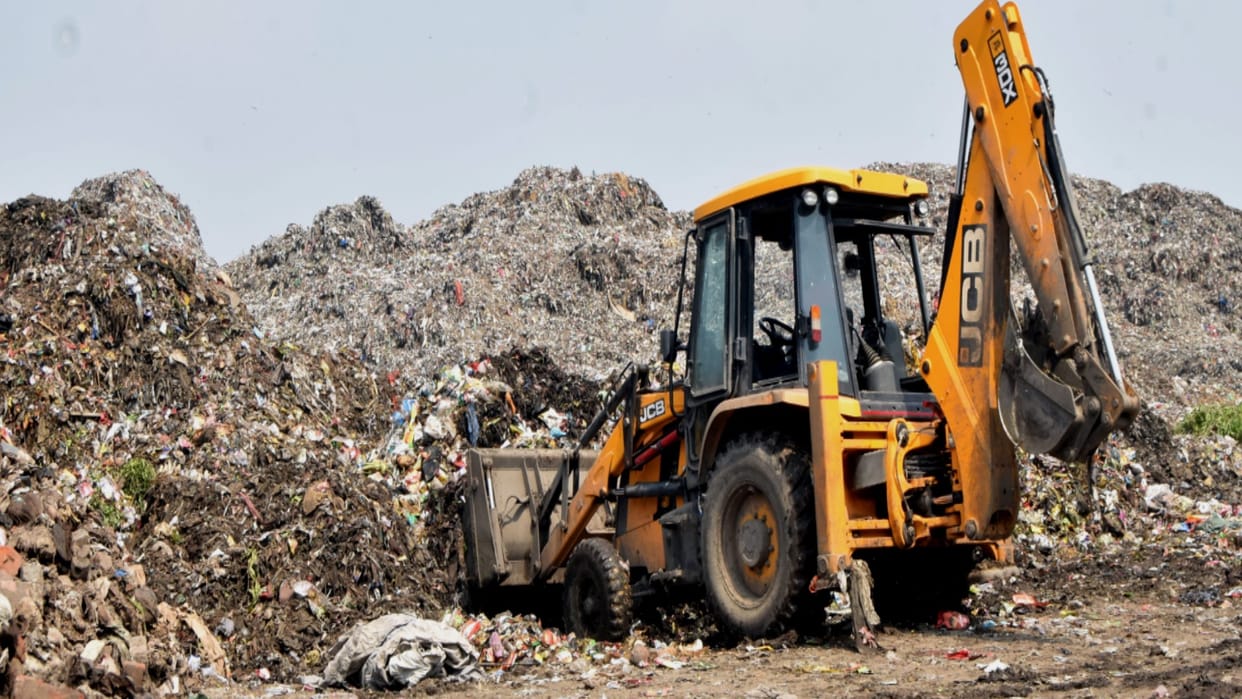 Three hundred crores were spent in five years, yet 92 lakh tonnes of garbage mountain stood in Meerut