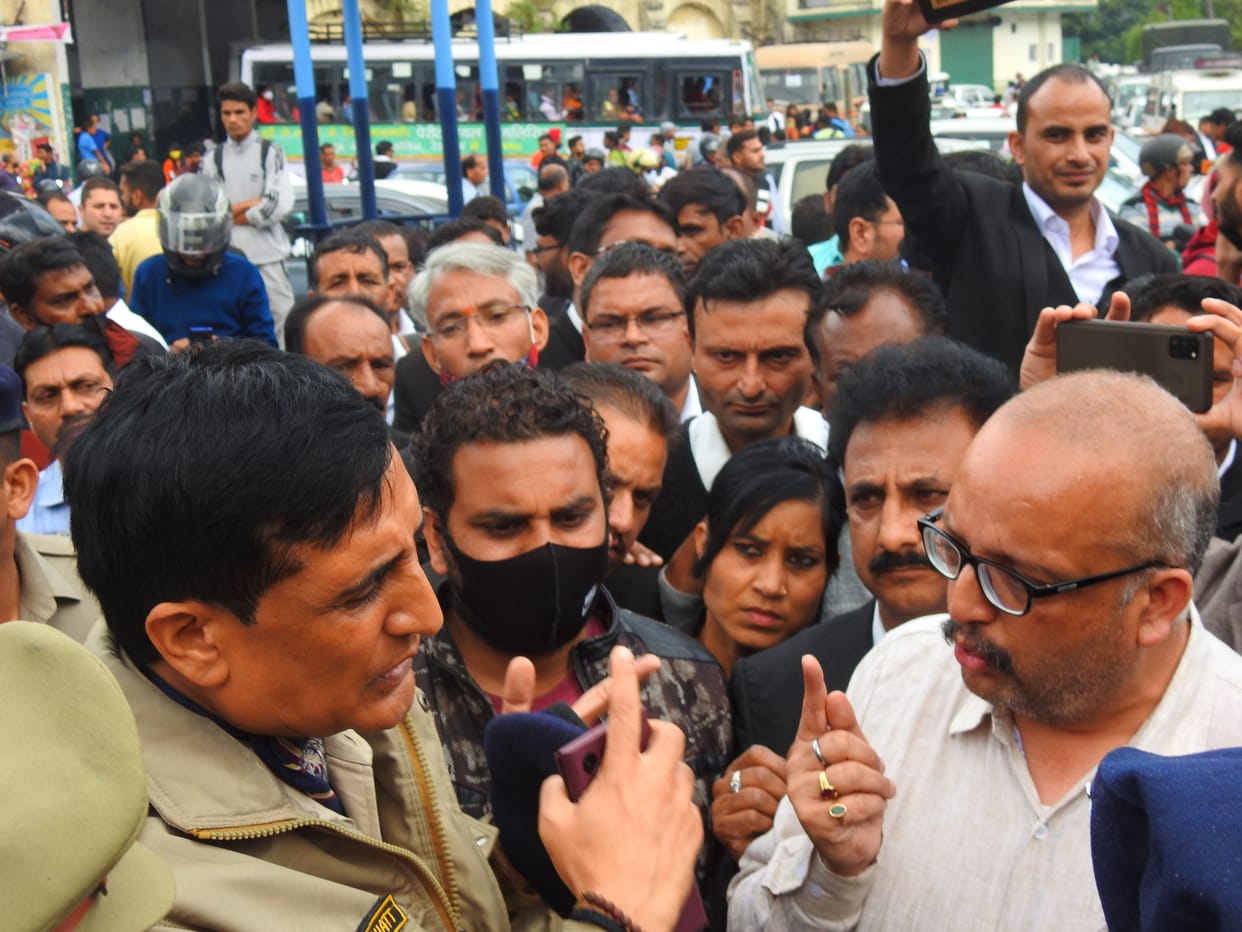 Agitated by stopping the vehicle in Raj Bhavan Road, advocates sat on dharna, jammed