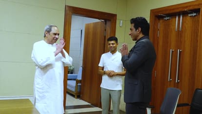 Film Prithviraj actor Sonu Sood met Odisha Chief Minister Naveen Patnaik, CM gifted him Indian hockey team jersey