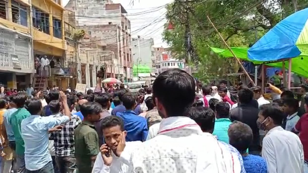Traders raged on taking the mobile shopkeeper to the police station, protests and chaos