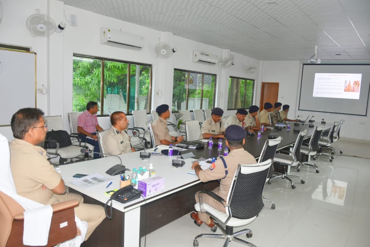 Kashi Vishwanath Corridor hitech security system CISF Commandant draws blueprint in meeting with Police Commissioner of varanasi