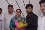 इसरो में चयन होने पर अमित शर्मा (काली शर्ट में) को सम्मानित करतीं अंतरराष्ट्रीय महिला पहलवान एवं
