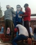 निर्माणाधीन पार्क में पुरानी प्रतिमा लगाते लोग। संवाद