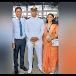 नौसेना में सब लेफ्टिनेंट बने आर्यन माता-पिता के साथ।