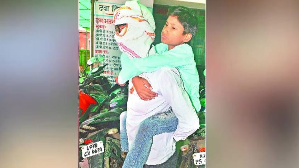 sn medical college agra stretcher not found father carried son on his back 