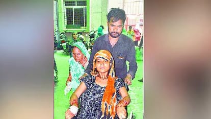 sn medical college agra stretcher not found father carried son on his back 