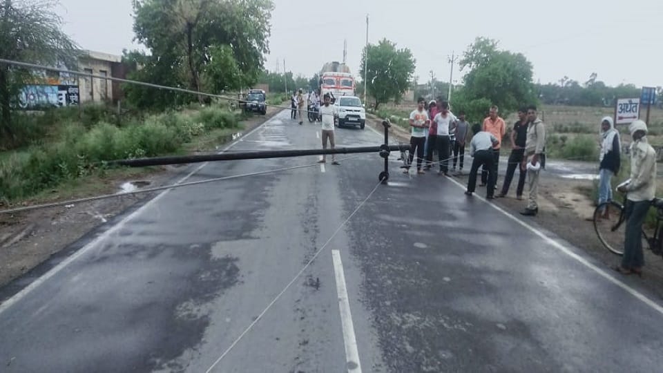 Weather Update rain with strong wind in agra