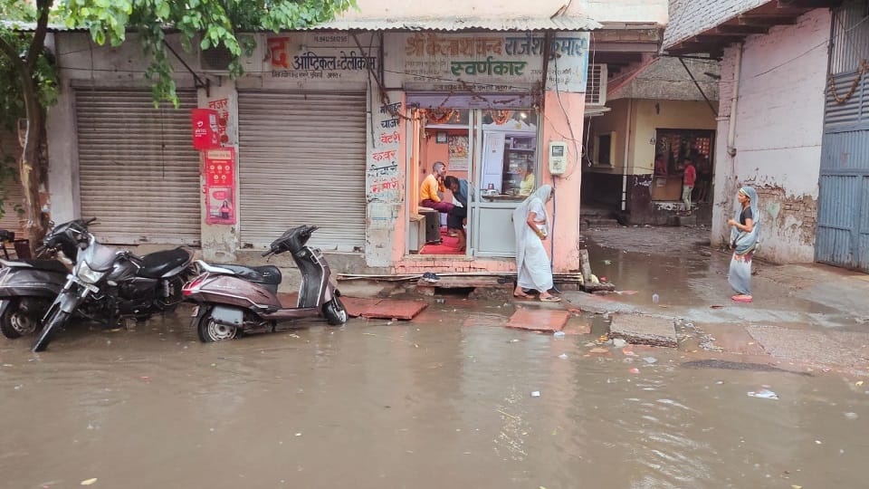 Weather Update rain with strong wind in agra