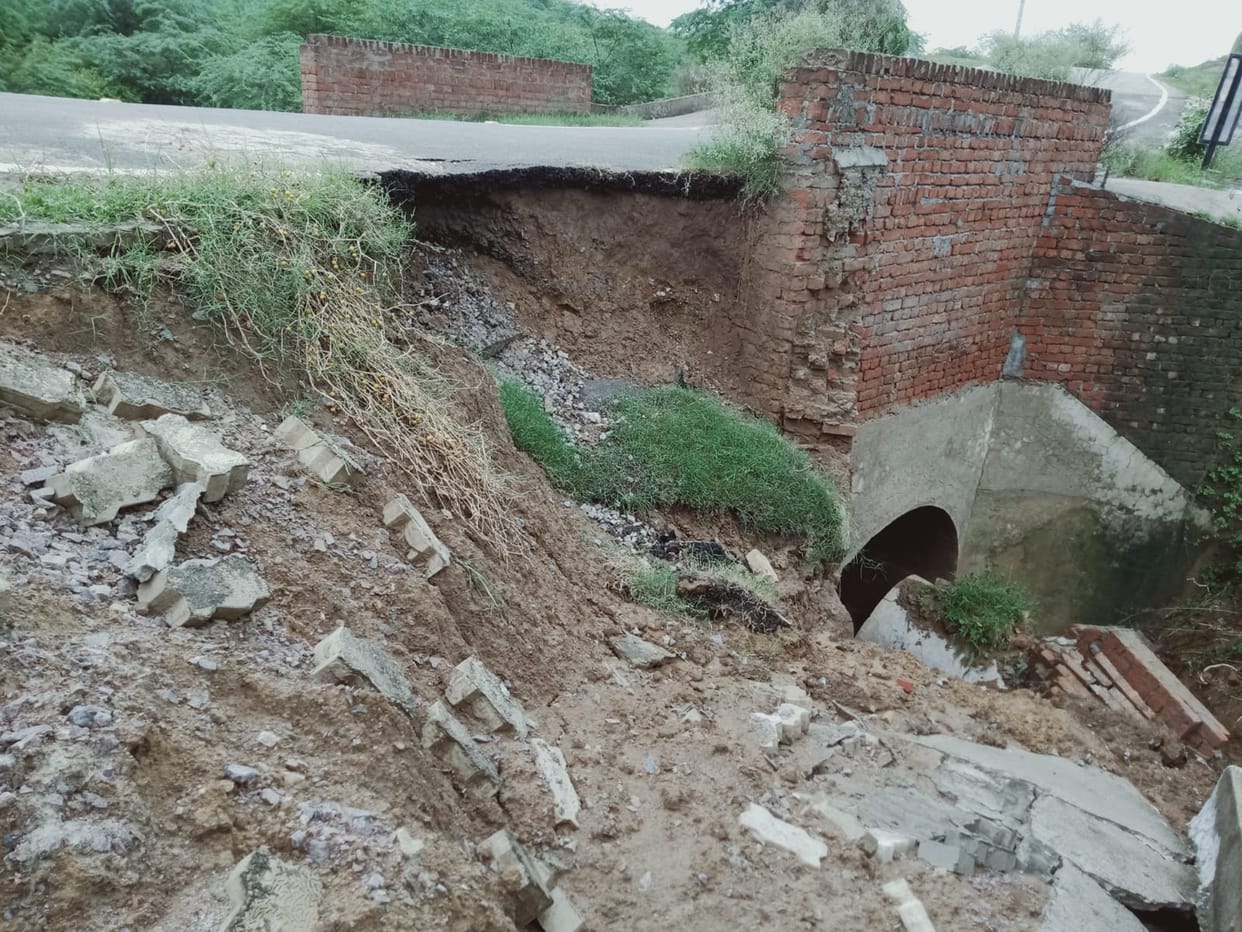 The condition of the roads deteriorated by the flood did not improve even after a year