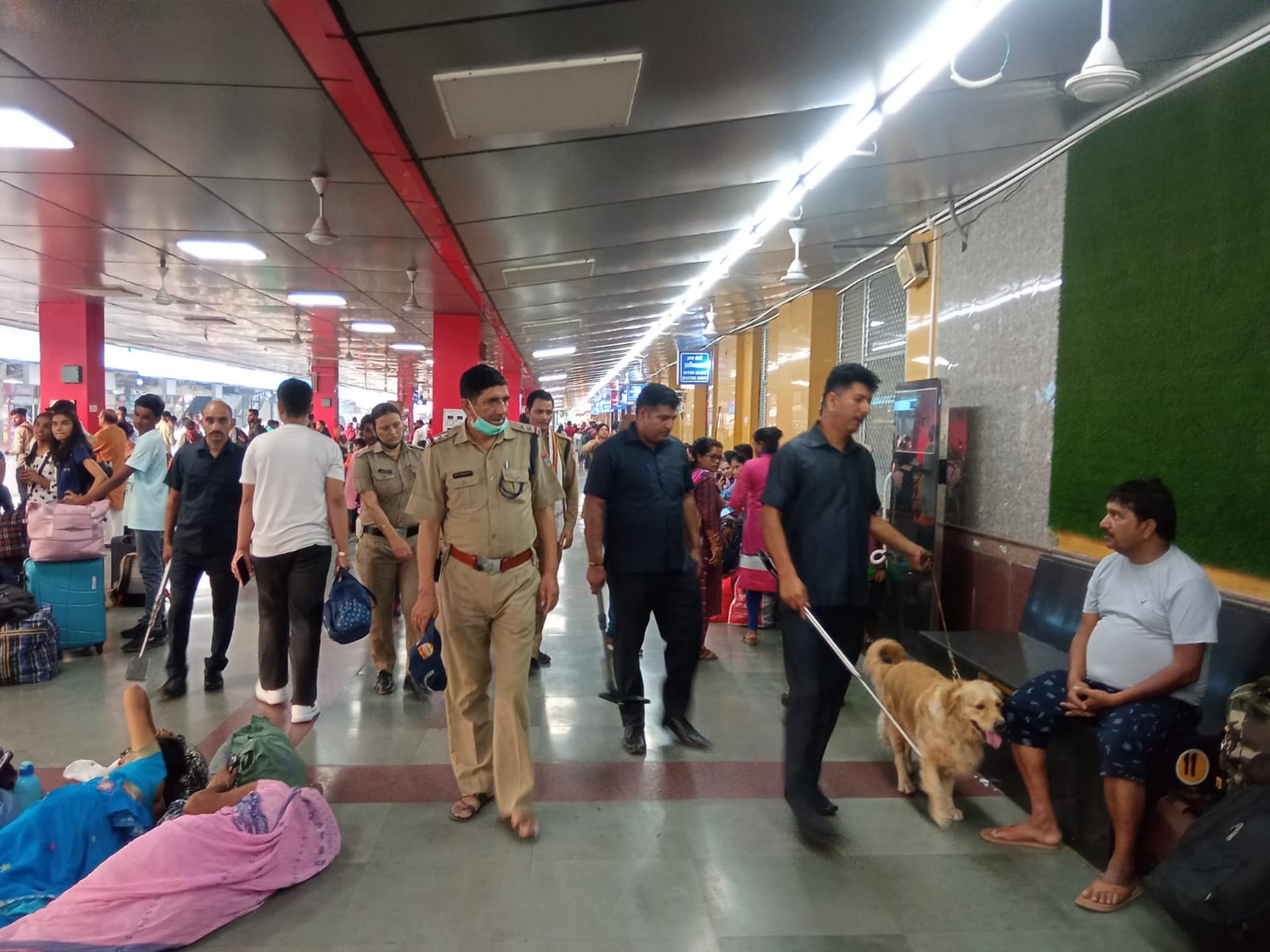 GRP and RPF along with dog squad and bomb disposal squad conducted a checking campaign at the railway station Haridwar, Somvati Amavasya bath, See photos
