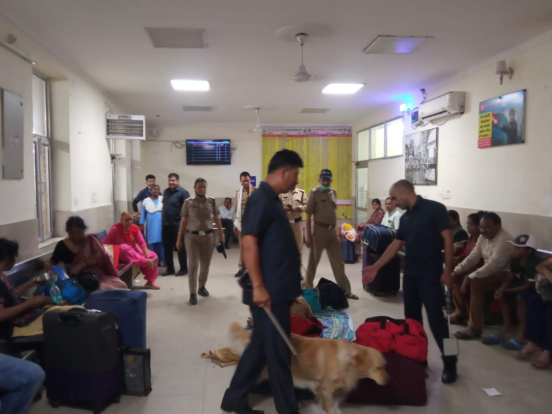 GRP and RPF along with dog squad and bomb disposal squad conducted a checking campaign at the railway station Haridwar, Somvati Amavasya bath, See photos