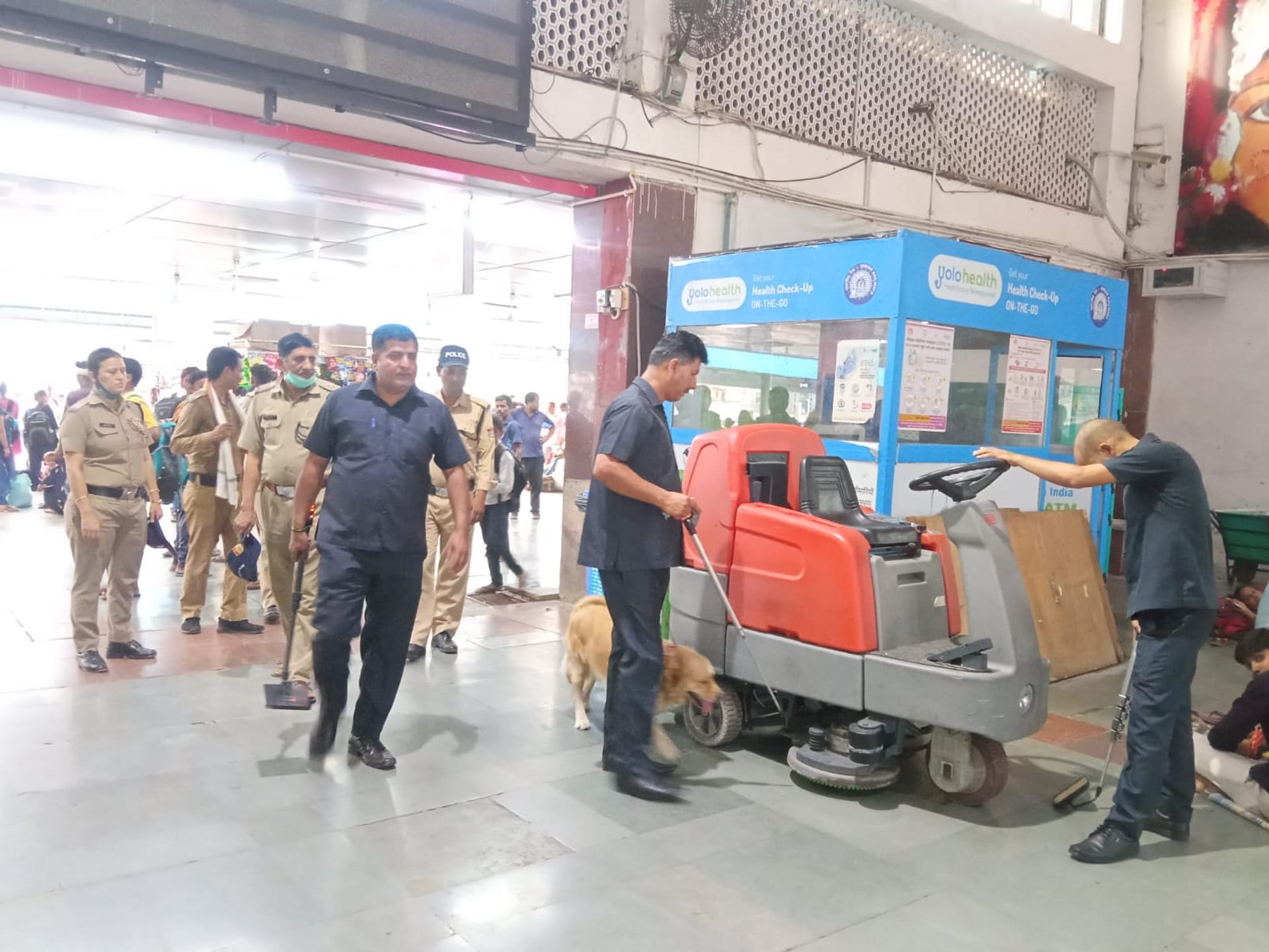GRP and RPF along with dog squad and bomb disposal squad conducted a checking campaign at the railway station Haridwar, Somvati Amavasya bath, See photos