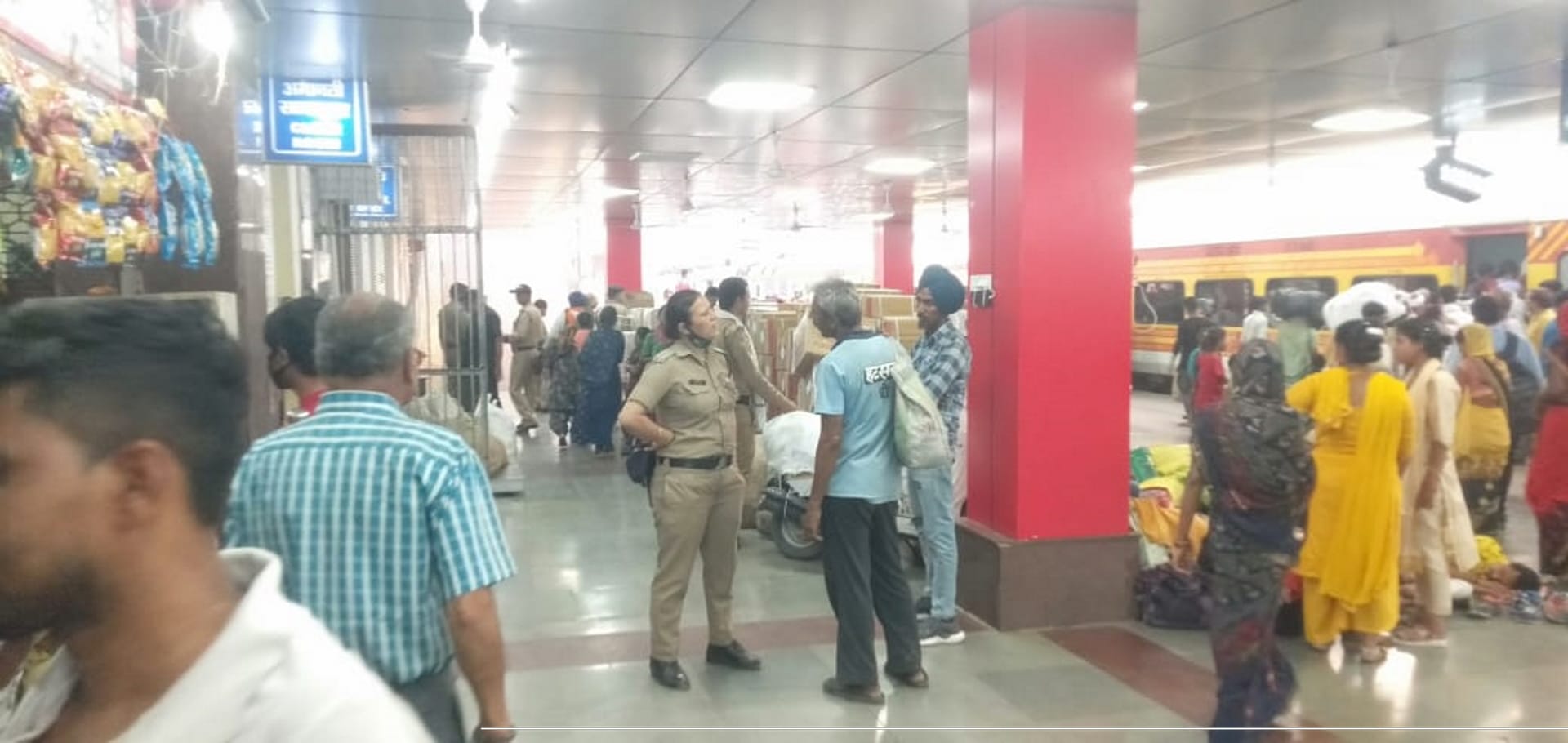 GRP and RPF along with dog squad and bomb disposal squad conducted a checking campaign at the railway station Haridwar, Somvati Amavasya bath, See photos