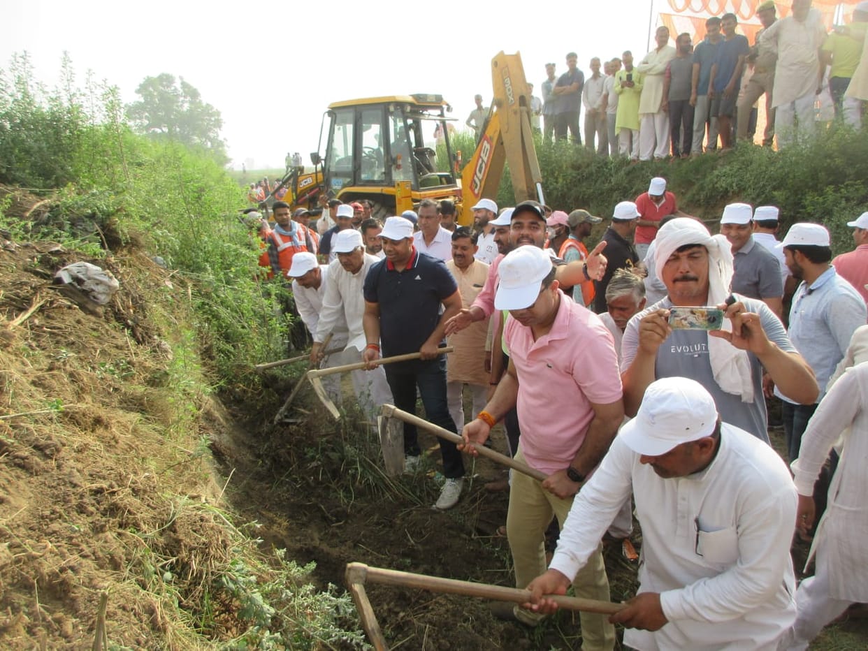 Officials did Shramdaan for the restoration of Loomb river