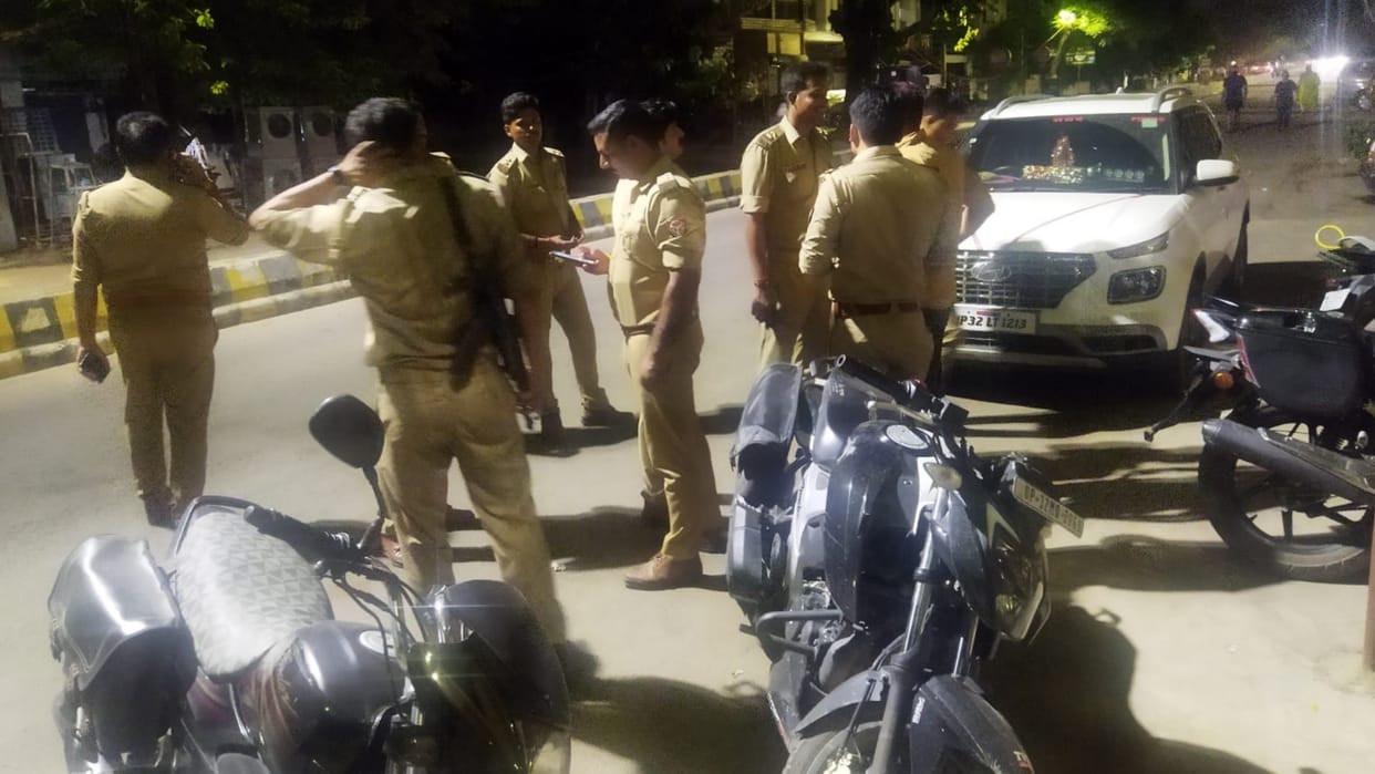 E rickshaw chalak get shot in Sarojini Nagar in Lucknow.