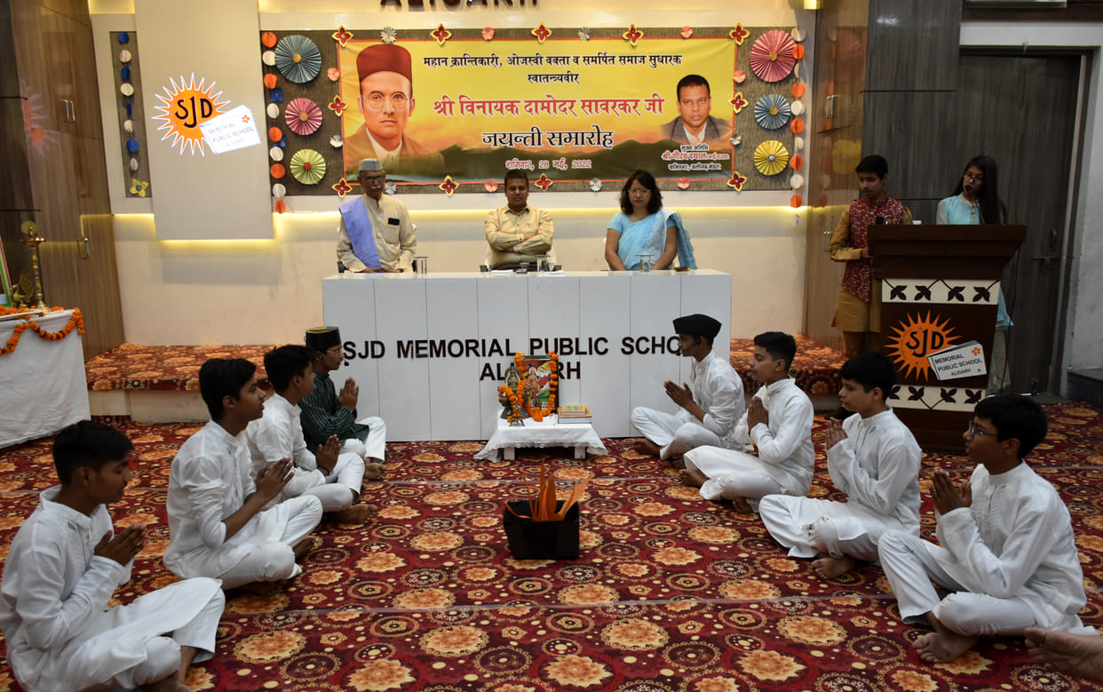 Aligarh: Everyone should cooperate in nation building: Divisional Commissioner