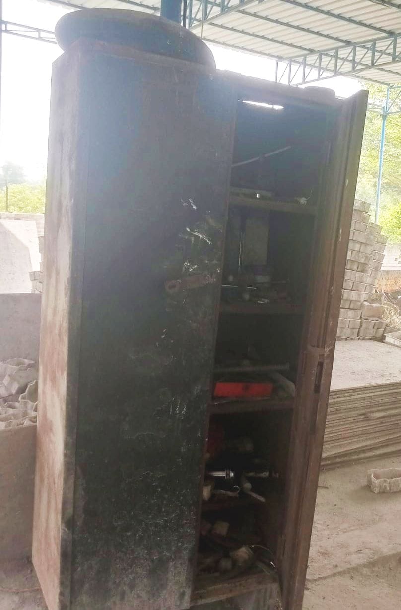 hardoi news,Eight motors and cash stolen by breaking factory wall
