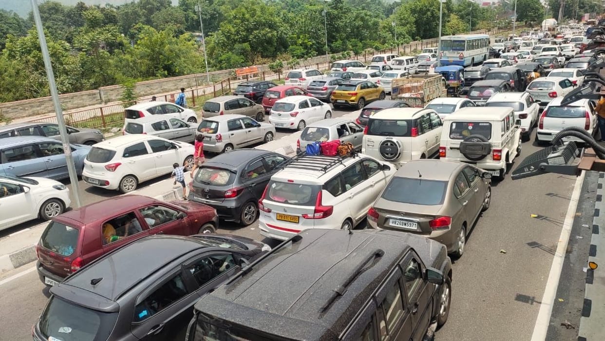 Here the meeting of the officers, there the passengers struggling with the jam on the highway
