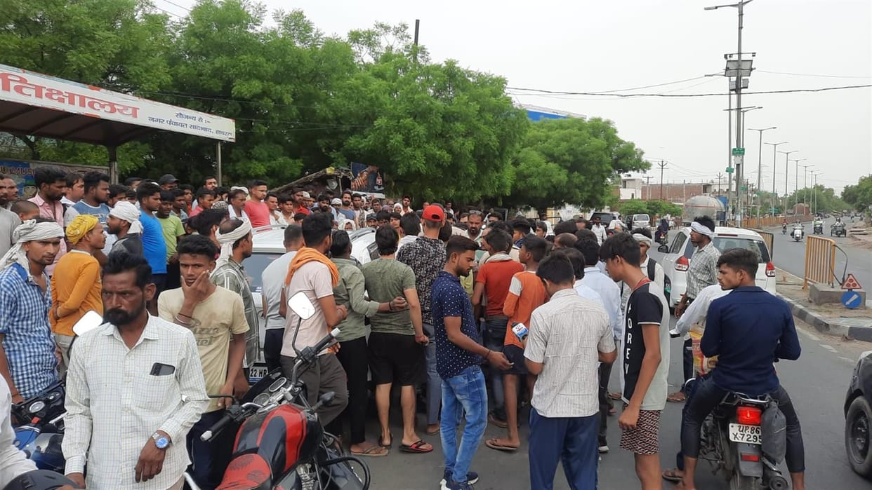 Hathras: Car driver hit the boy, injured