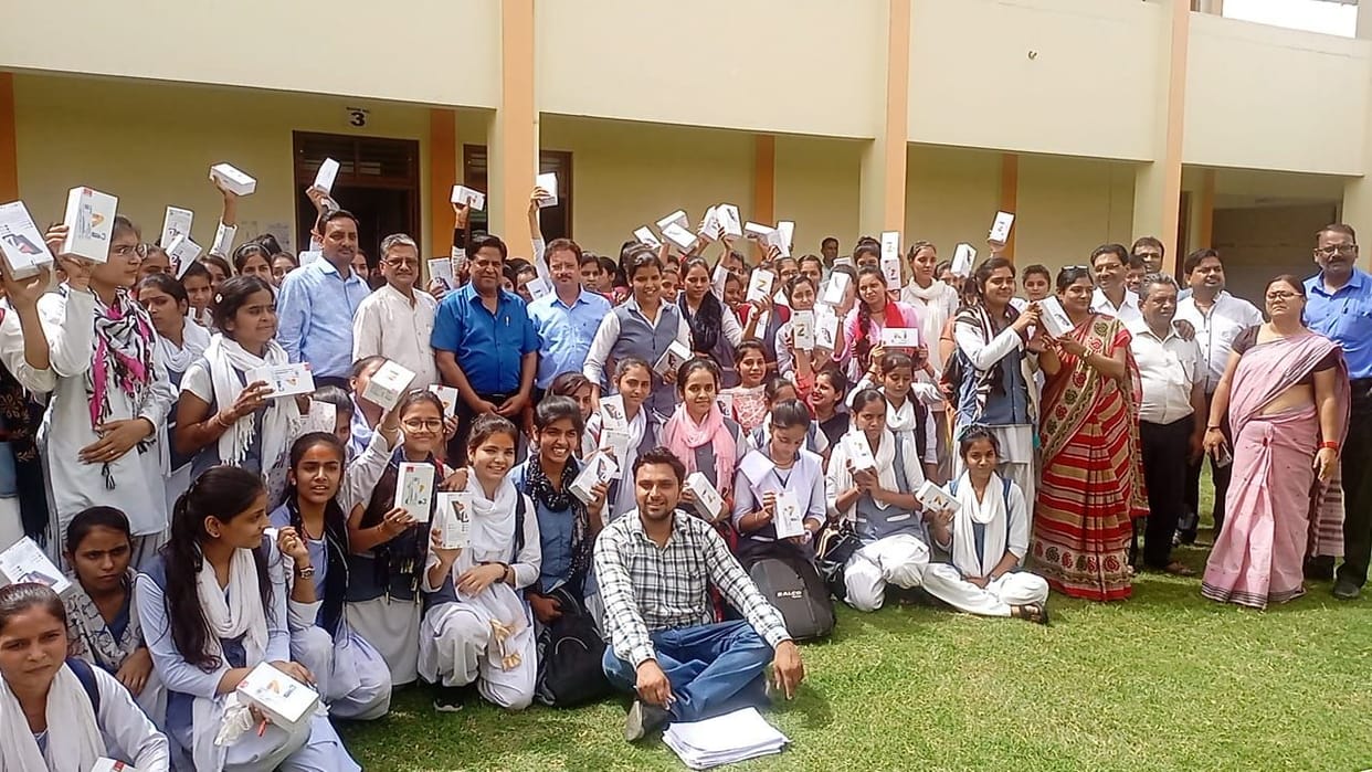 Hathras: The faces of 121 students blossomed after getting smart phone-tablet
