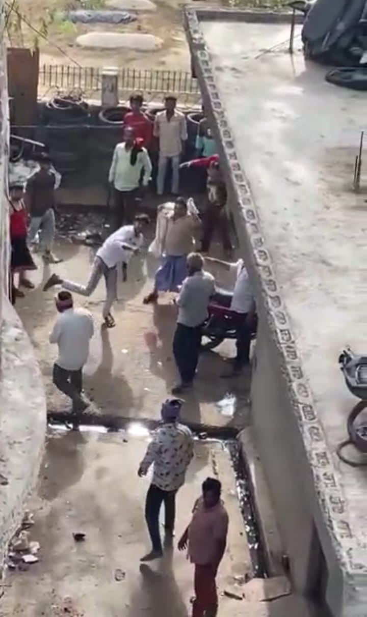 Hathras: Fighting and stone pelting between two sides, viral on social media