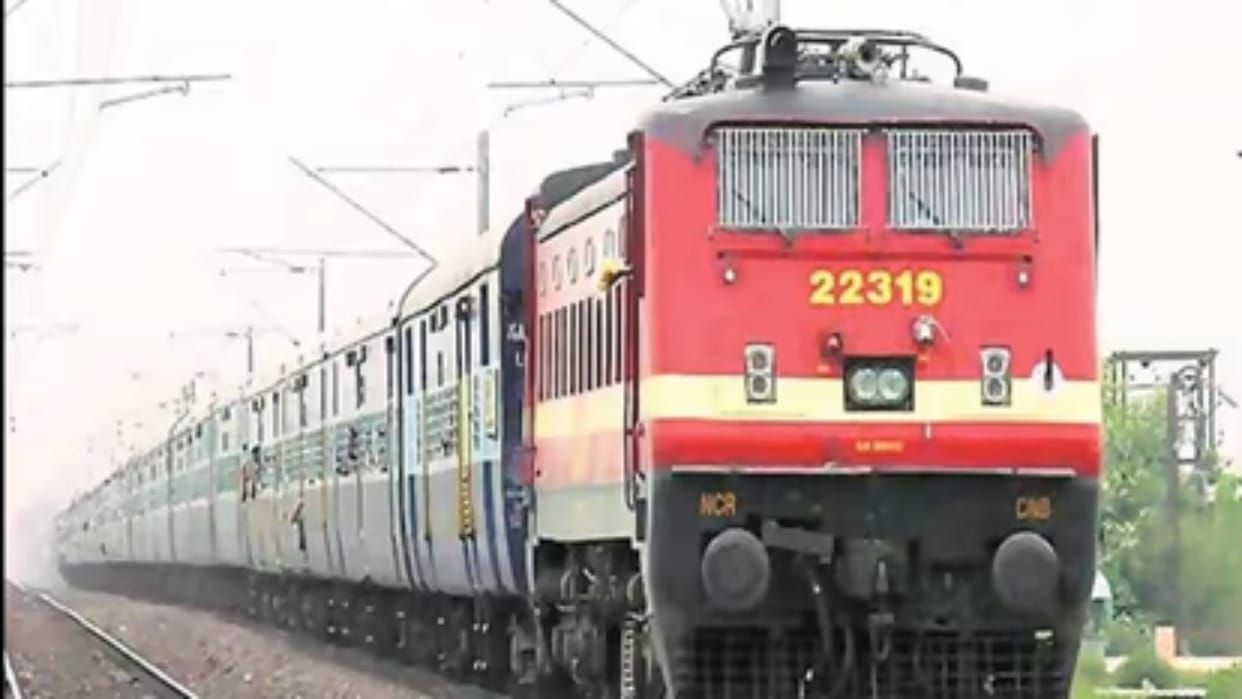 Holi special train and Vande bharat train seat full on holi tickets not available