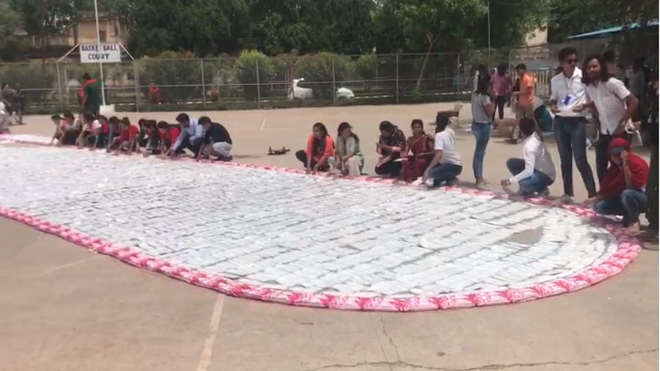 Gwalior: 70 students made the largest sanitary pad, it took seven days to make 100 feet long and 15 feet wide pads