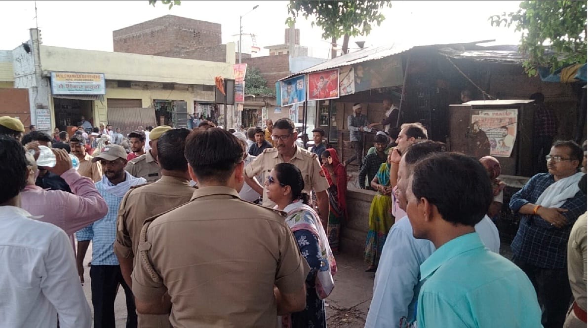 Encroachment was strictly removed by running bulldozers in Kannauj, municipal workers clashed with shopkeepers