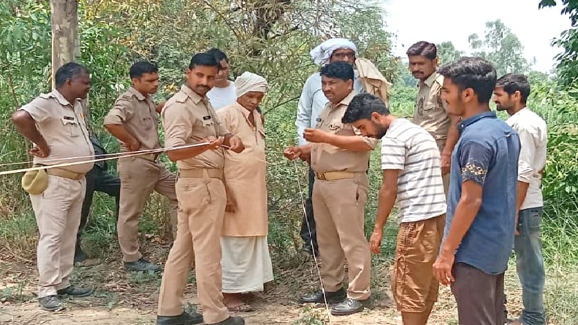 Unknown dead body trapped in police border dispute in Hardoi, Lekhpal resolved the dispute