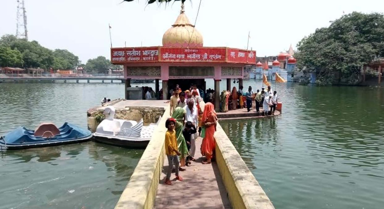 Suhagin women will worship Vat Savitri today, preparations for