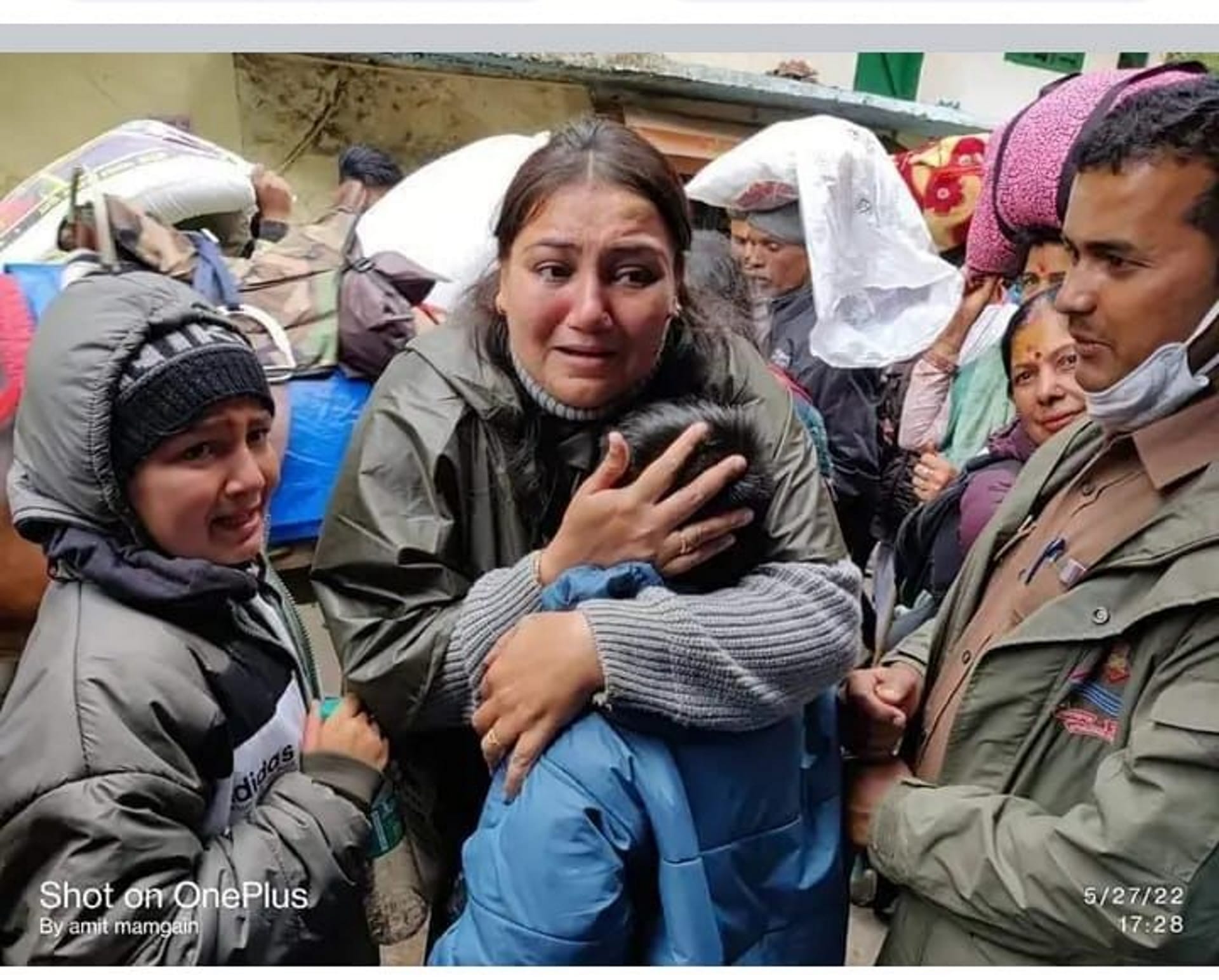 Mother love, Children separated from mother on Kedarnath walk, police found them after four hours, See photos