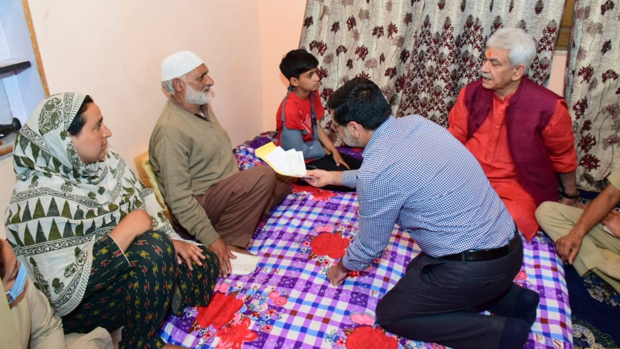 lg manoj sinha met kashmiri tv actress amreen bhatt family told to provide every possible assistance and support to them