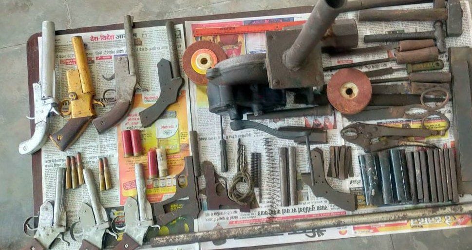 Four people arrested for selling firearms in Lalganj