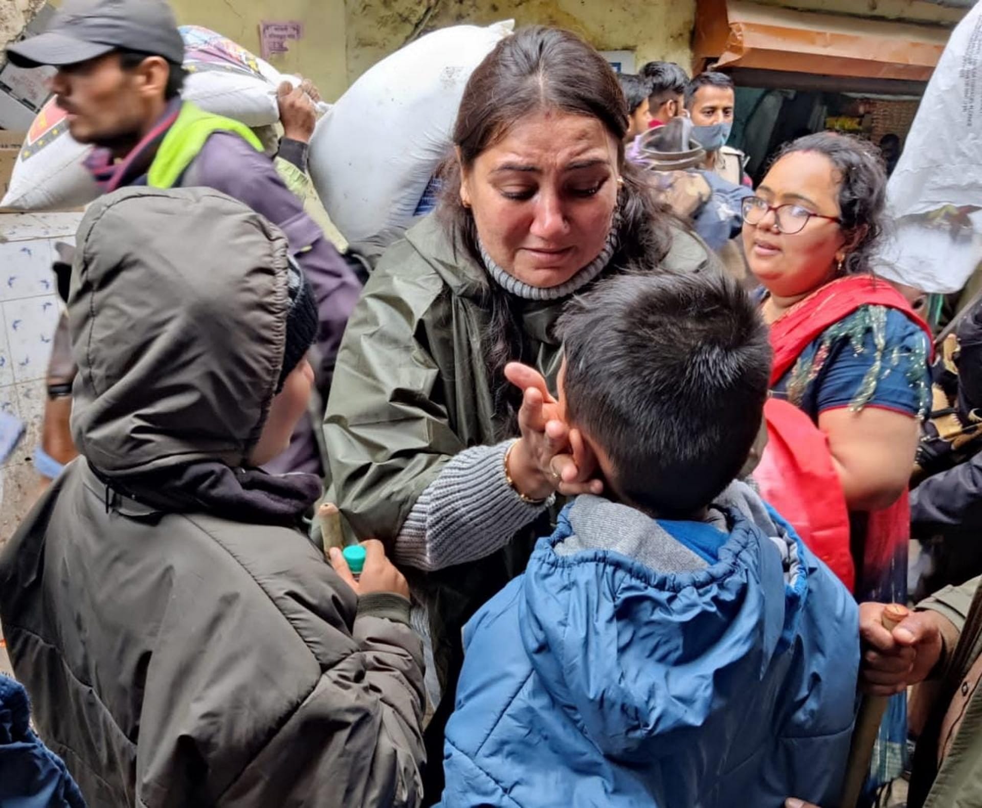 Mother love, Children separated from mother on Kedarnath walk, police found them after four hours, See photos