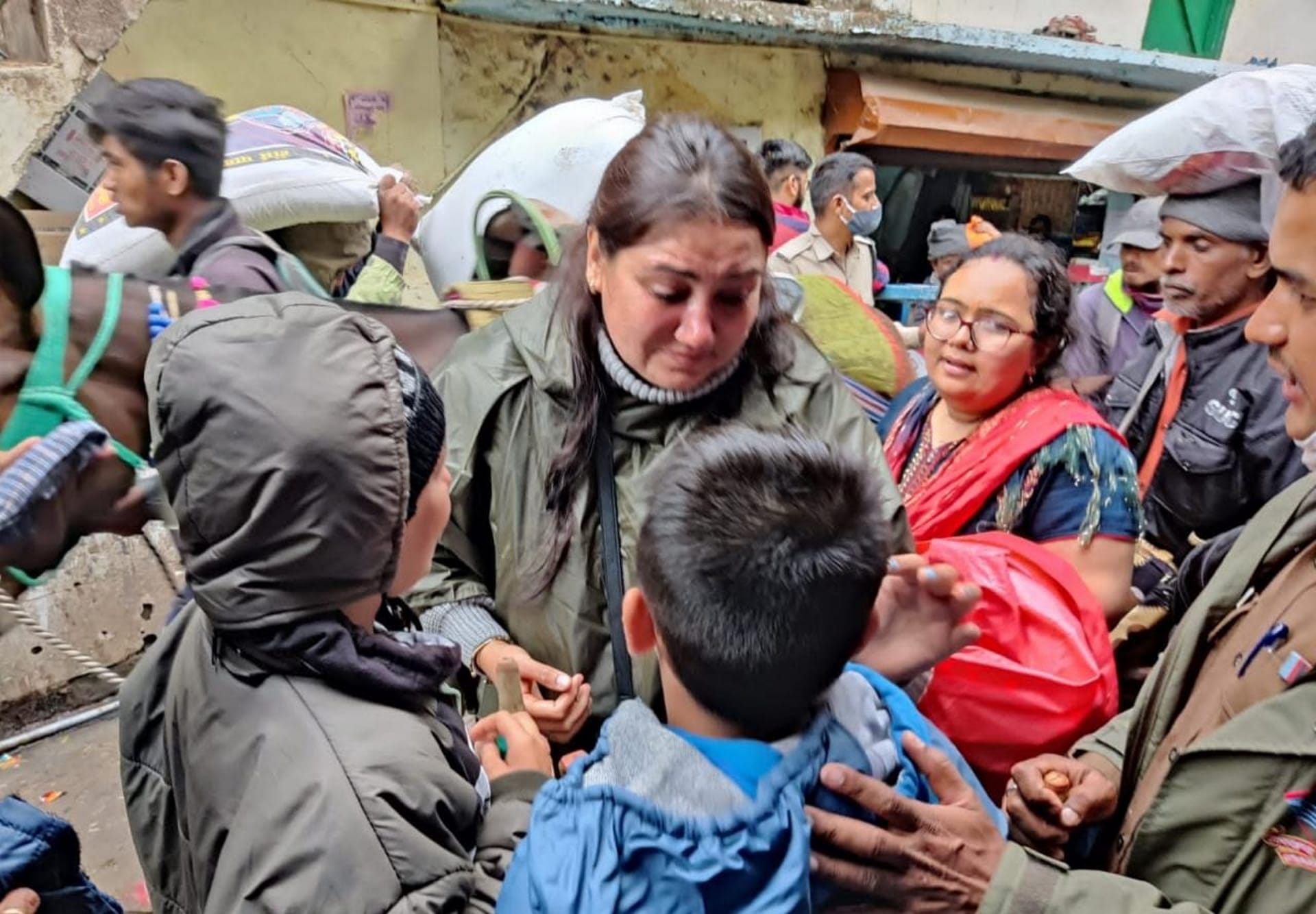 Mother love, Children separated from mother on Kedarnath walk, police found them after four hours, See photos