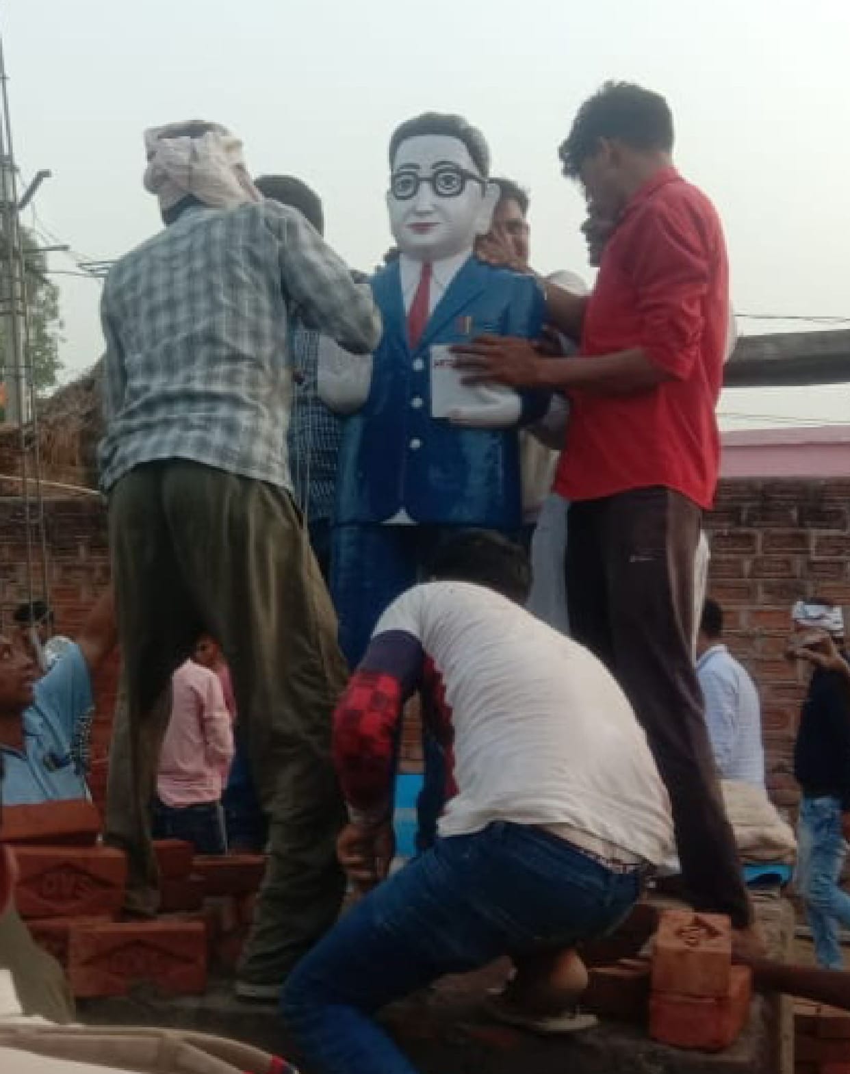 Kanpur Dehat: Old statue of Dr. Ambedkar installed in the new park on the demand of the people in the President's village Paraunkh