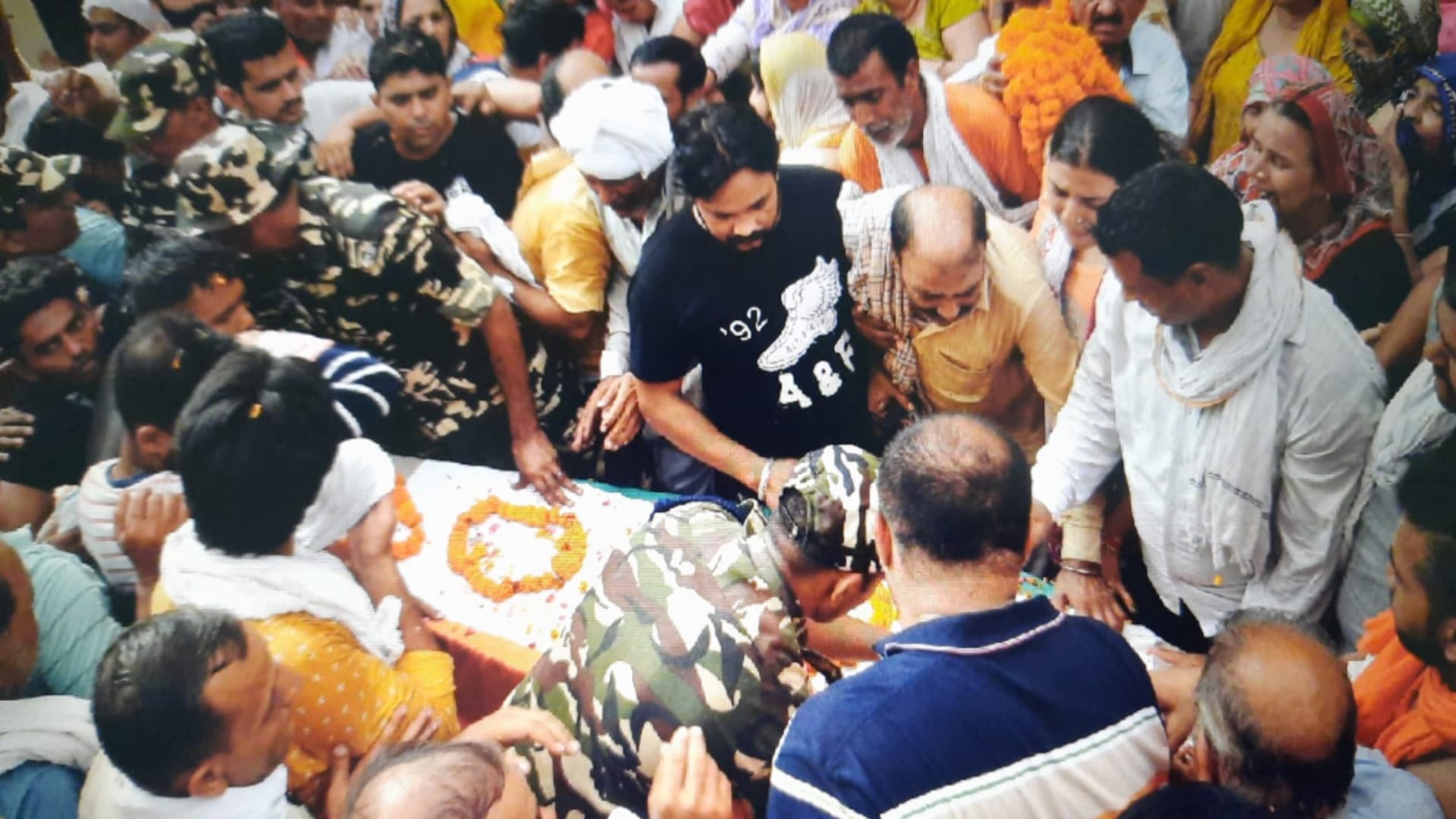Muzaffarnagar News: SSB jawan Ankit Chaudhary was cremated in a gloomy atmosphere, see photos