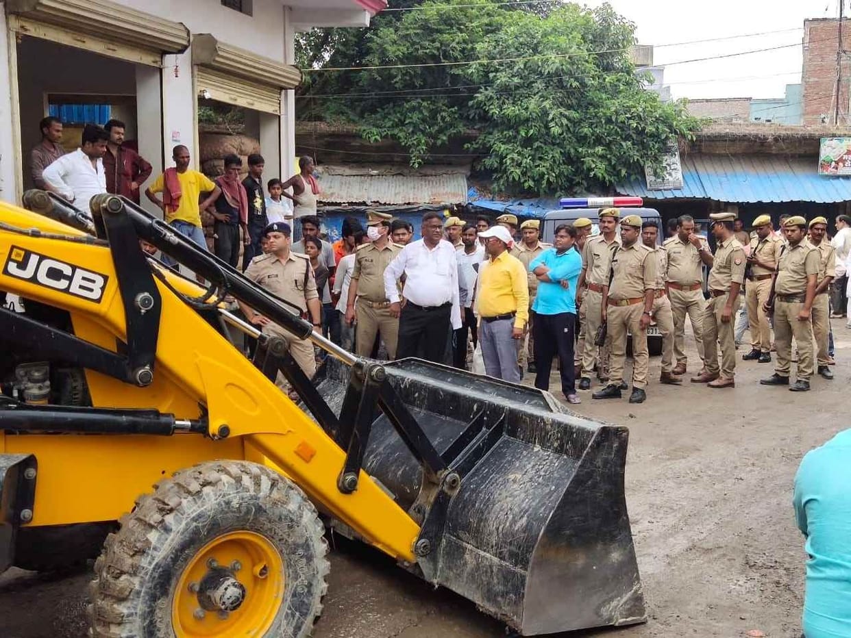 tahaseel prashaasan ne shahar man hatavaaya atikraman