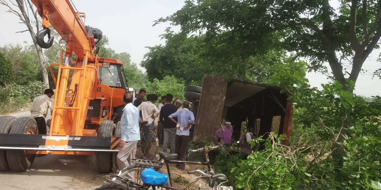 Container full of cows overturned, 10 killed