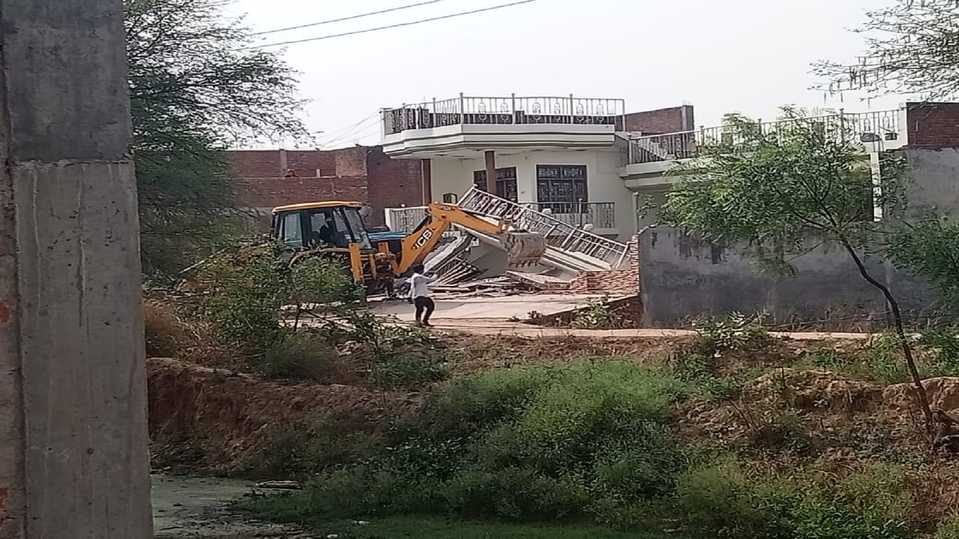 Phaphamau Murder Case: Bulldozer ran at the house of the accused in the murder case