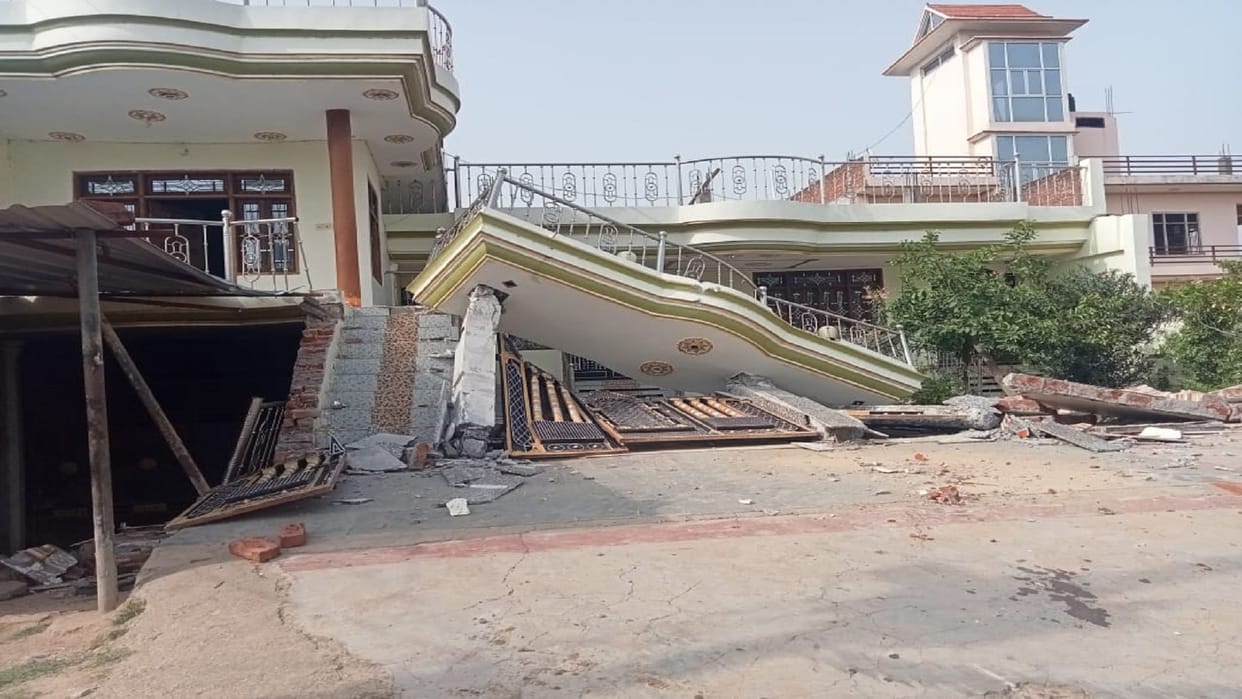 Phaphamau Murder Case: Bulldozer ran at the house of the accused in the murder case