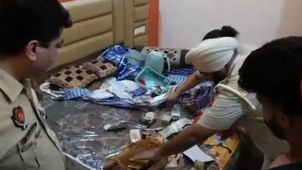 Punjab Police Raid on house of drug smugglers in Ganna village of Jalandhar 