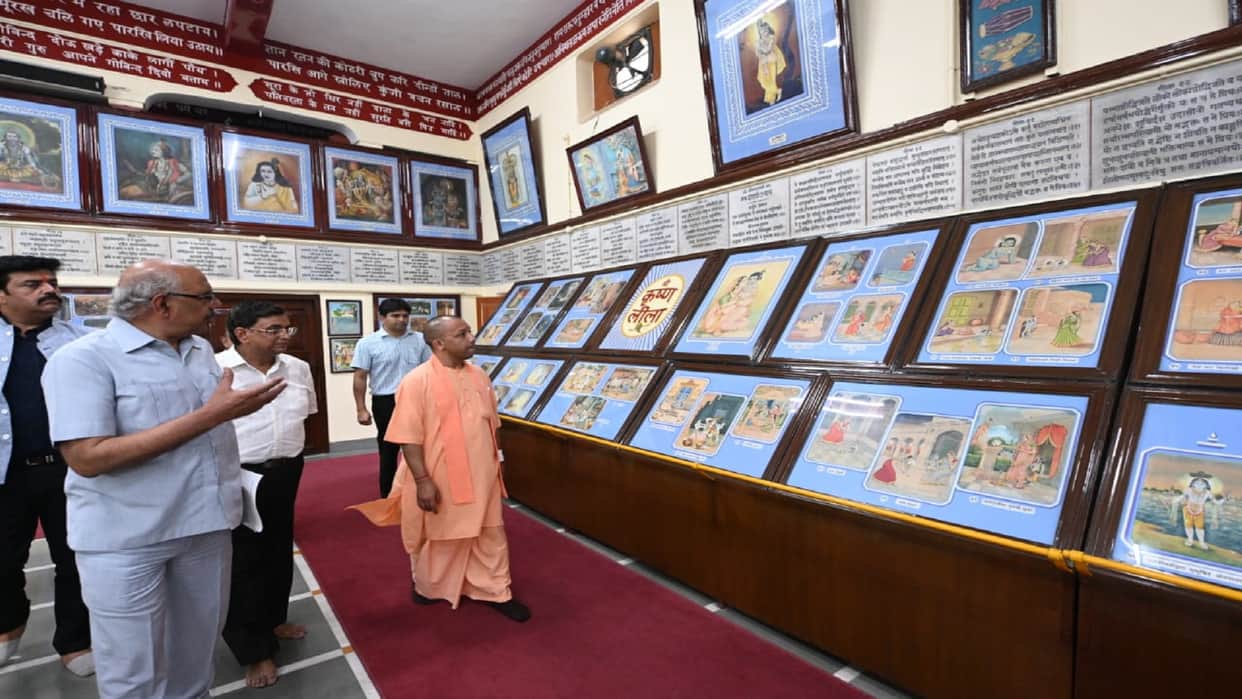 Before the Presidents arrival at Gita Press Yogi took stock of the preparations