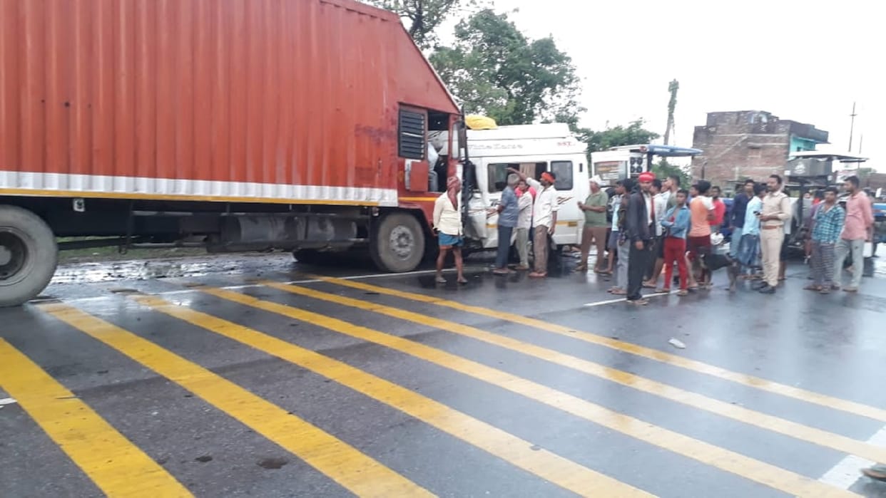 Big Road Accident In Bahraich Fierce collision between truck and tempo traveler