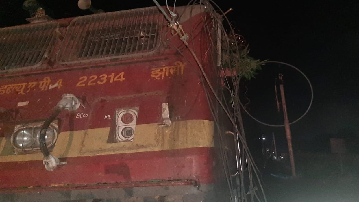 Sangam Express Narrowly escaped from accident due to falling tree on track